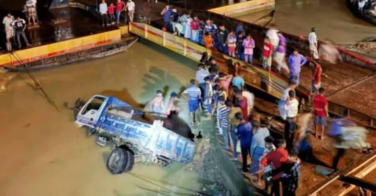 ট্রাক নিয়ন্ত্রণ হারিয়ে কর্ণফুলী নদীতে
